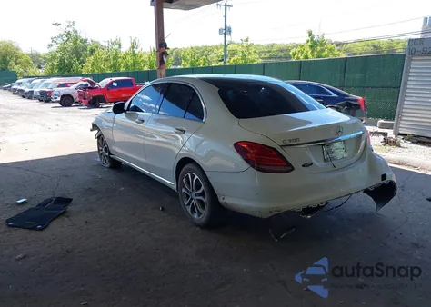 2015 Mercedes-Benz C 300 4Matic/Luxury 4Matic/Sport 4Matic z USA, uszkodzony, nr VIN 55SWF4KBXFU084352